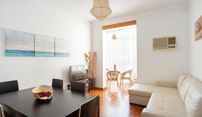 Spacious 4 Bed Apt close to Sagrada Familia Temple