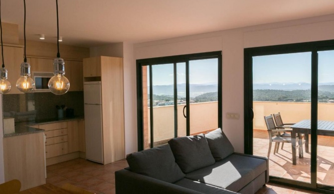 2 bedroom apartment close to the center of Begur. Terrace and panoramic sea views (Ref:H41)