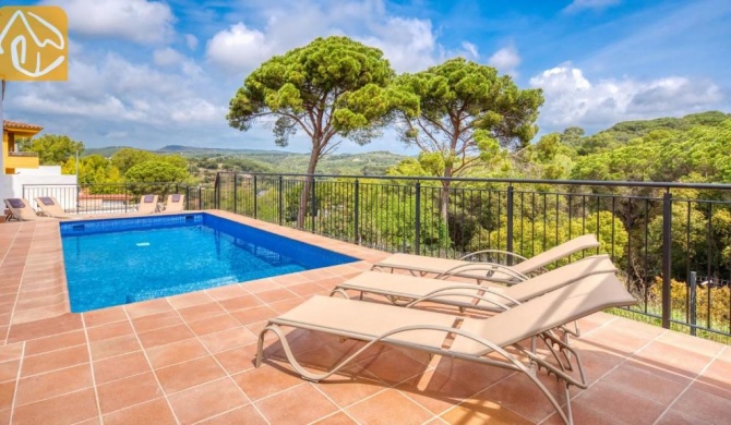 Blanes Villa Sleeps 10 with Pool and Free WiFi