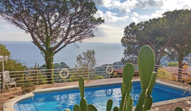 Stunning home in Blanes with 4 Bedrooms and Outdoor swimming pool