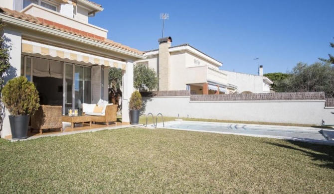 Elegant Villa in Calafell with Swimming Pool