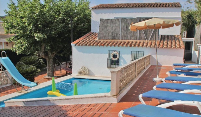 Three-Bedroom Holiday home Calella with an Outdoor Swimming Pool 08