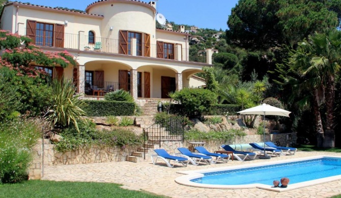 Beautiful holiday home in Calonge with private pool