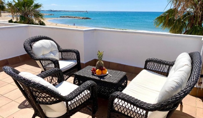 House in front of the beach with sea view