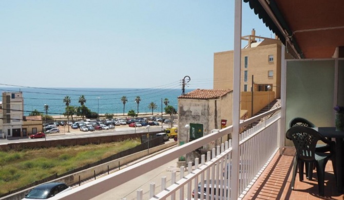 Apartamento con balcón y vistas al mar. 2min playa