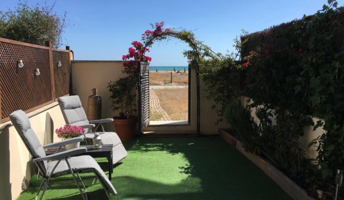 Beach flat with garden