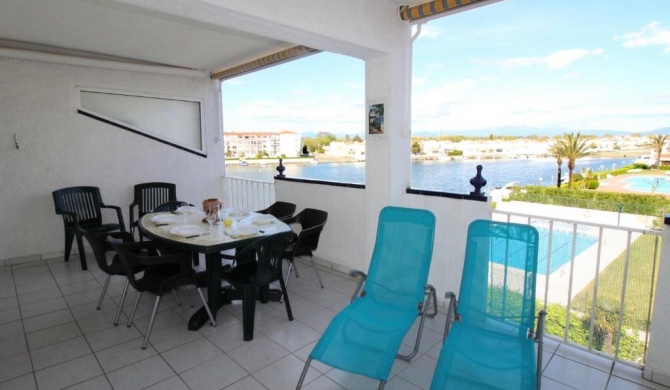 Apartment with a view of the canal and wide surroundings