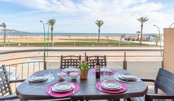 Apartment with sea view and located directly on the promenade of Empuriabrava