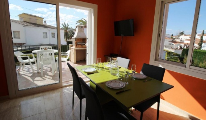 Cozy Apartment in Empuriabrava with Private Terrace