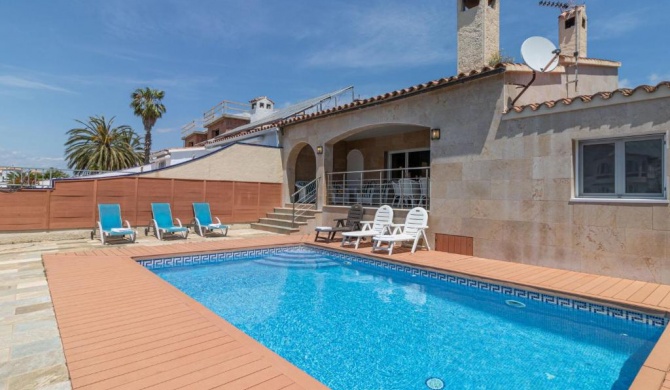 Luxurious Villa with Swimming Pool in Empuriabrava