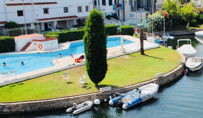 PORT SOTAVENT 16A - Apartamento en la Marina de Empuriabrava - piscina comunitaria, - parking - vistas al canal - cerca centro y playa