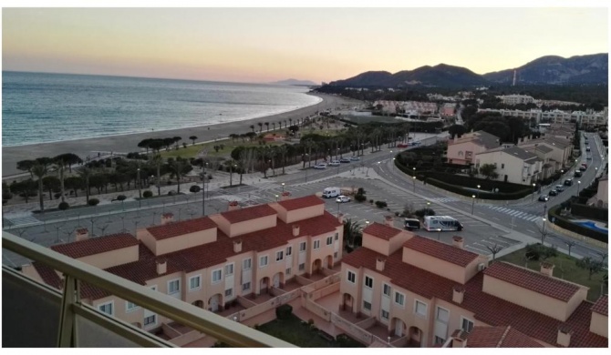 Apartamento con terraza, vistas playa y montaña