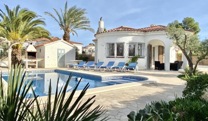 Villa Matilda with air-conditioning & private swimming pool only 400m walk to the beach