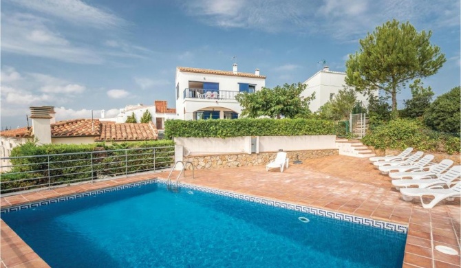 Nice home in LEscala with 3 Bedrooms and Outdoor swimming pool