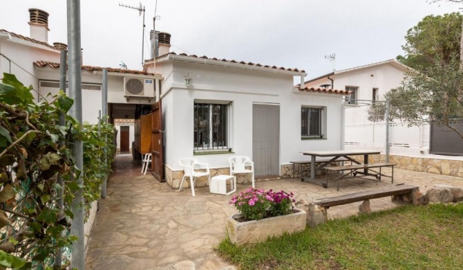 Comfy Holiday Home in L'Escala with Garden