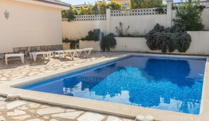 Fantastic holiday home with private swimming pool 1 5 km from the beach