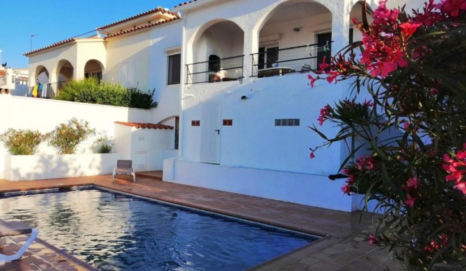 2 bedrooms villa with sea view private pool and enclosed garden at L'Escala