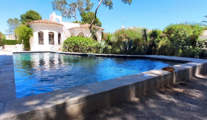 Villa Dos Calas - Bonita casa de estilo rustico y piscina de agua salada