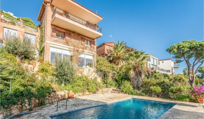 Stunning home in Lloret de Mar with 4 Bedrooms, WiFi and Outdoor swimming pool