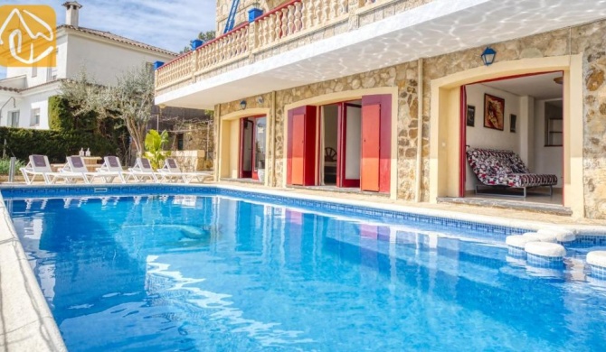 Lloret de Mar Villa Sleeps 10 with Pool and WiFi