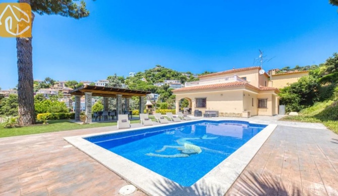 Lloret de Mar Villa Sleeps 12 Pool WiFi