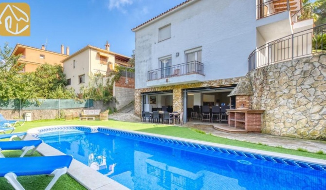 Lloret de Mar Villa Sleeps 18 Pool WiFi