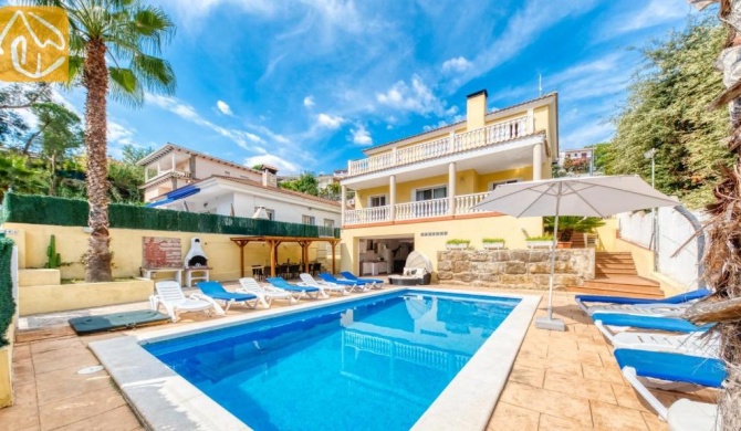 Lloret de Mar Villa Sleeps 18 with Pool and WiFi