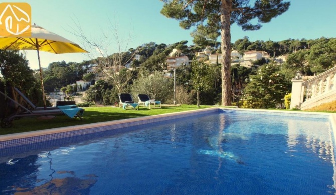 Lloret de Mar Villa Sleeps 4 Pool WiFi