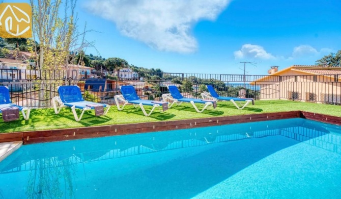 Lloret de Mar Villa Sleeps 6 Pool WiFi