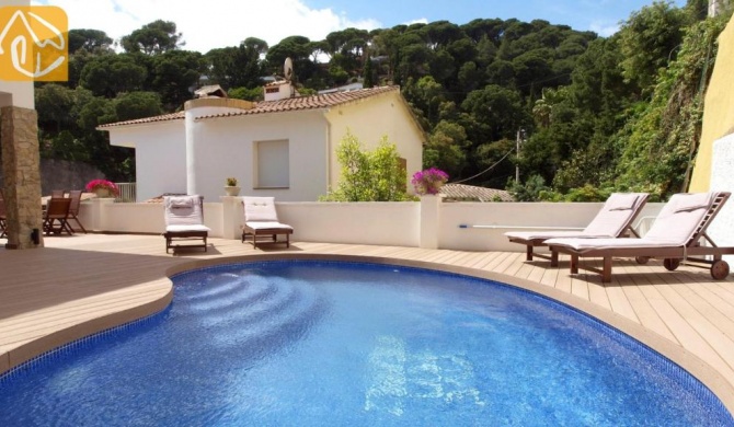 Lloret de Mar Villa Sleeps 6 Pool WiFi