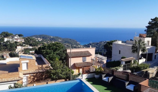 Lloret de Mar Villa Sleeps 7 Pool WiFi