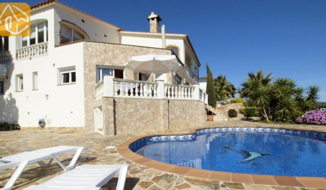 Lloret de Mar Villa Sleeps 7 Pool WiFi