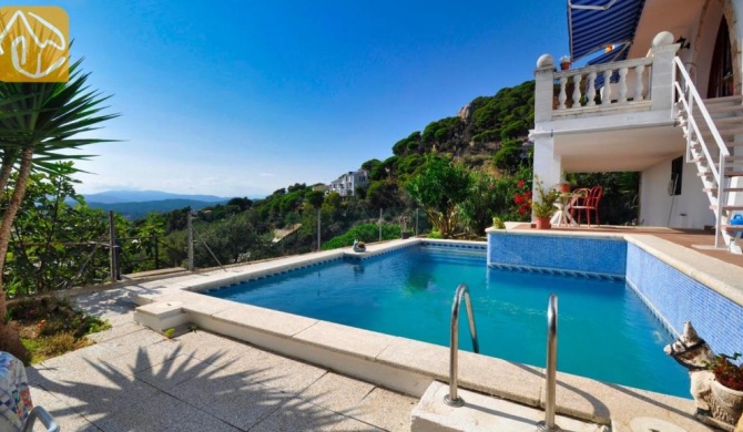 Lloret de Mar Villa Sleeps 7 with Pool and WiFi