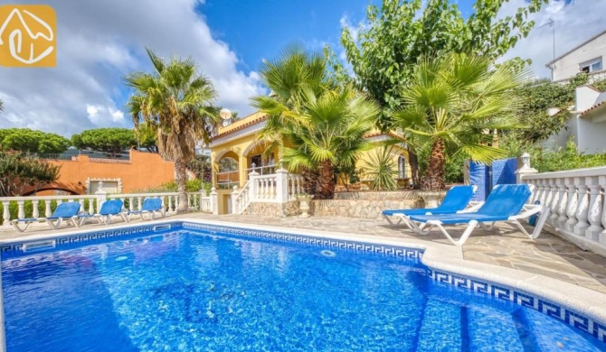 Lloret de Mar Villa Sleeps 8 Pool WiFi