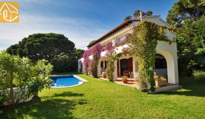 Lloret de Mar Villa Sleeps 8 with Pool Air Con and WiFi