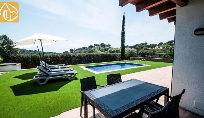 Lloret de Mar Villa Sleeps 8 with Pool Air Con and WiFi