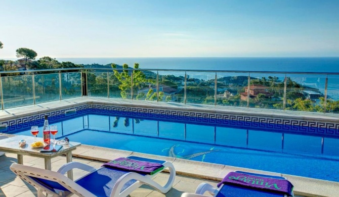 Lloret de Mar Villa Sleeps 9 Pool WiFi