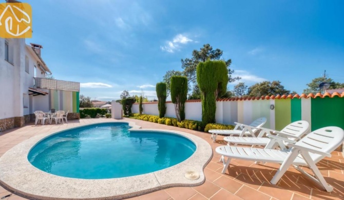 Montbarbat Villa Sleeps 8 Pool