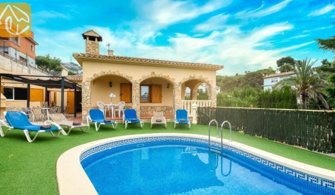 Villa in Lloret de Mar Sleeps 8 with Pool Air Con and WiFi