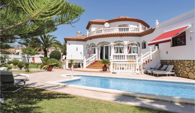 Beautiful home in Miami Platja with 5 Bedrooms, WiFi and Outdoor swimming pool