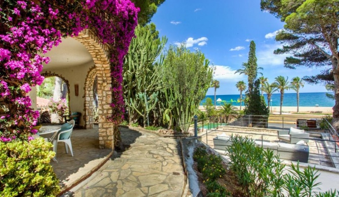 Villa with botanic garden in front of the beach