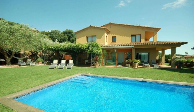Mont-ras Villa Sleeps 8 with Pool Air Con and WiFi