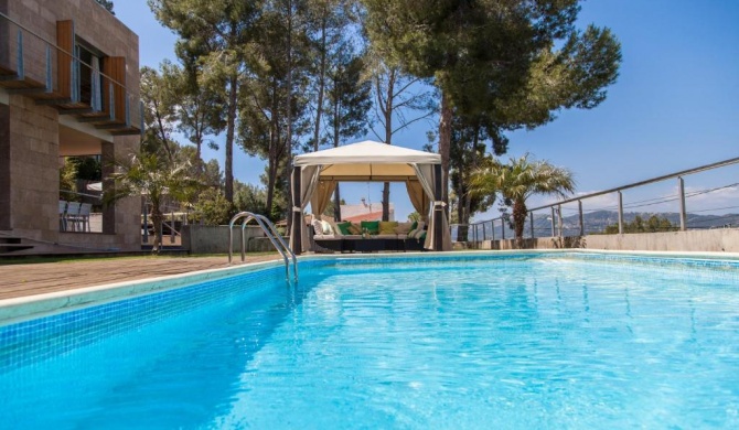 Villa Los Pinos 14 People AC Very confortable Outdoor area View Calm Area 10 minutes Drive From Sitges